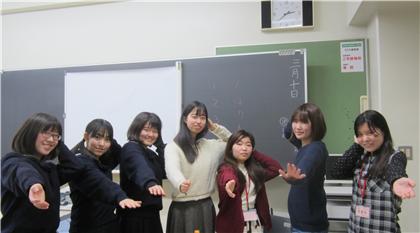 ご協力いただいた先輩方と高校英会話部のメンバー(質問あり!のポーズとともに)