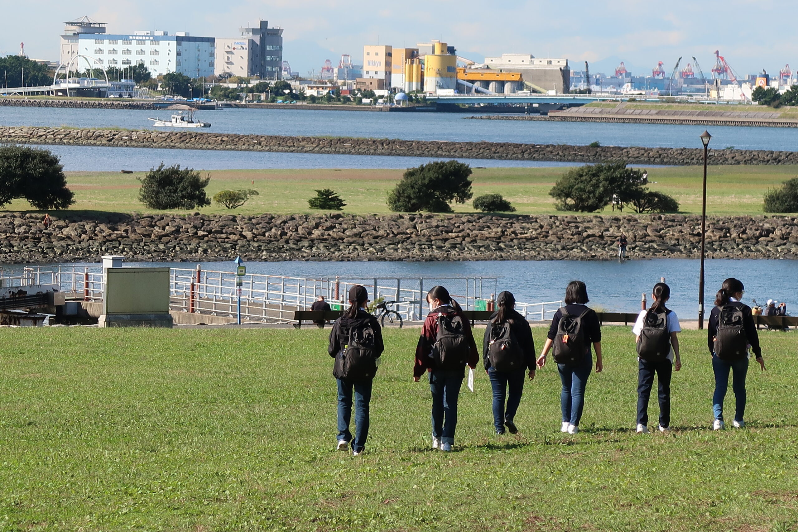 公園を歩き回りました。目前の石垣も活動範囲です。