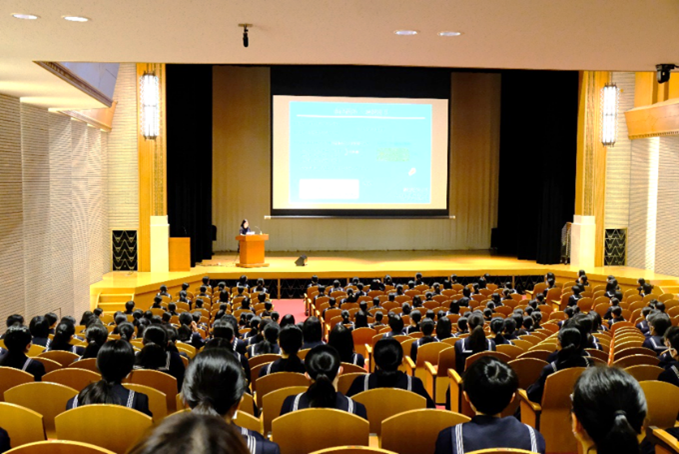 中学2年生が講堂、中学1年生は各教室で。