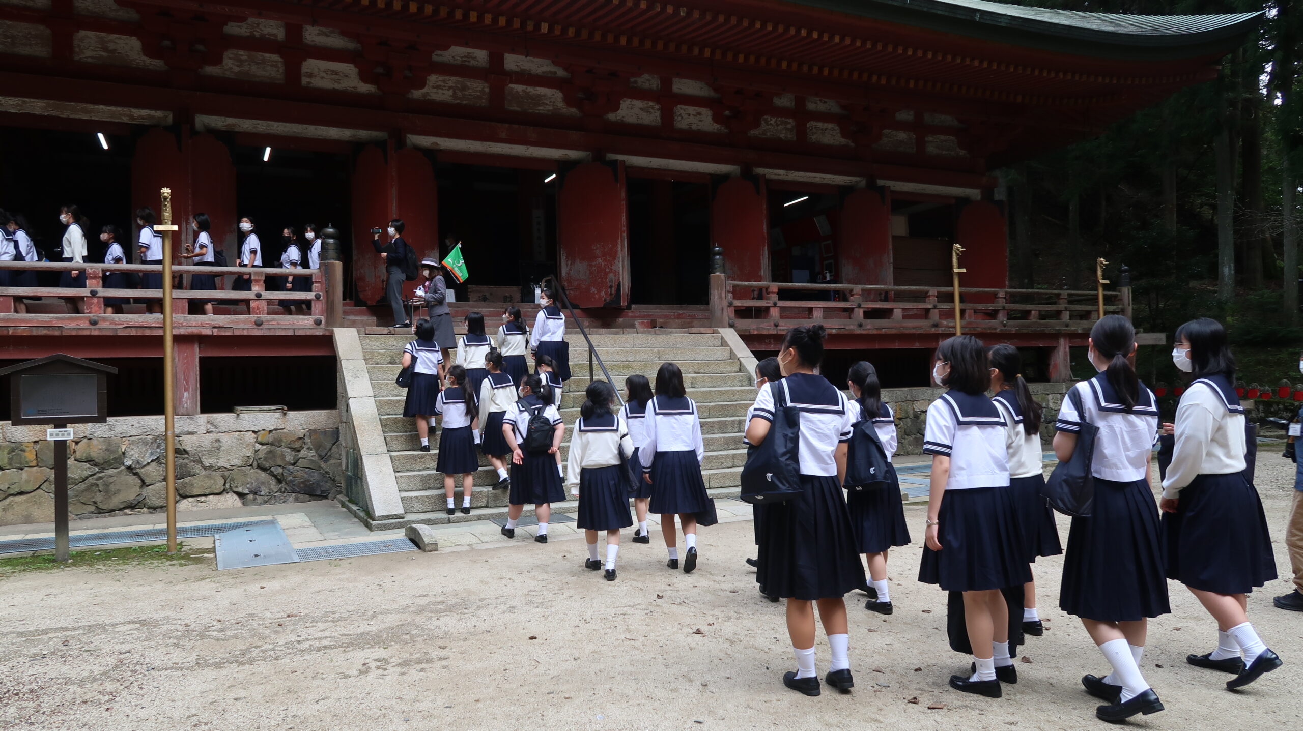 延暦寺では講話を聞きました