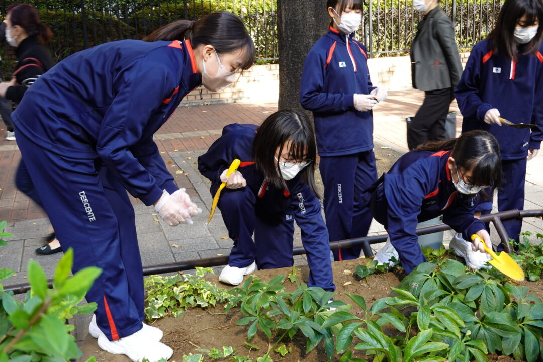 どこに植えるか相談しながら