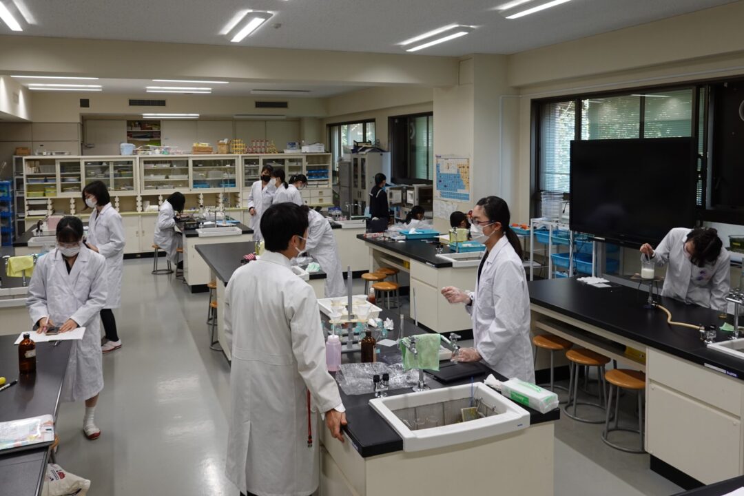 化学室で多くの生徒が実験