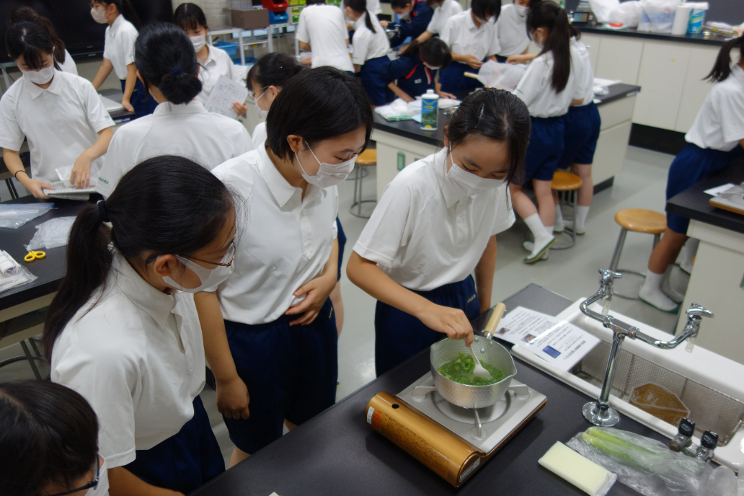 野菜を水で煮込む