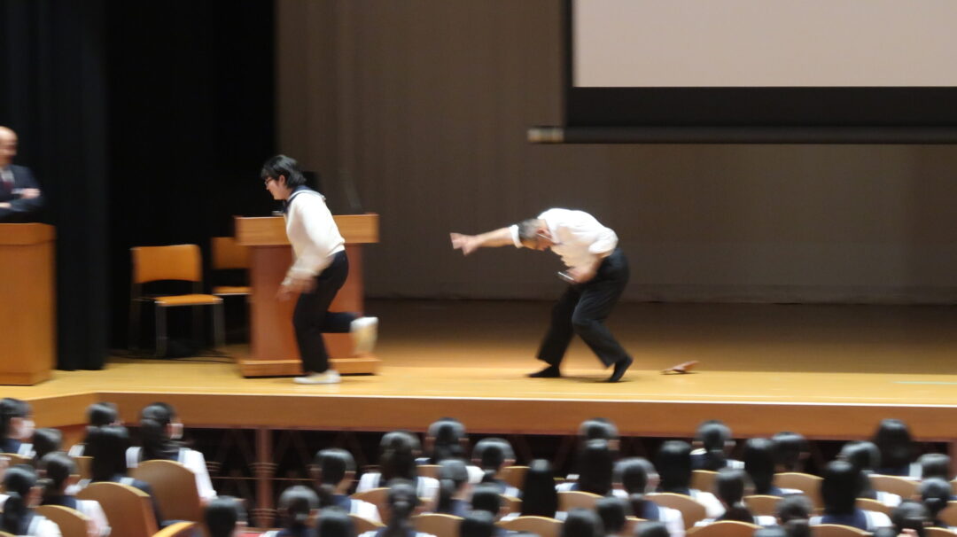 不審者役(右)から逃げるデモンストレーションのようす