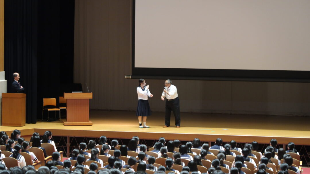 デモンストレーションにて、講師の方が演じる不審者役(右)の誘いを断っている様子
