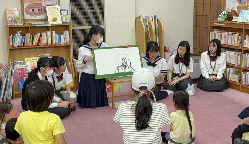 声色を変えて読みます…みんなクスクス