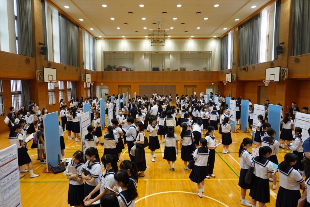 体育館でポスター発表