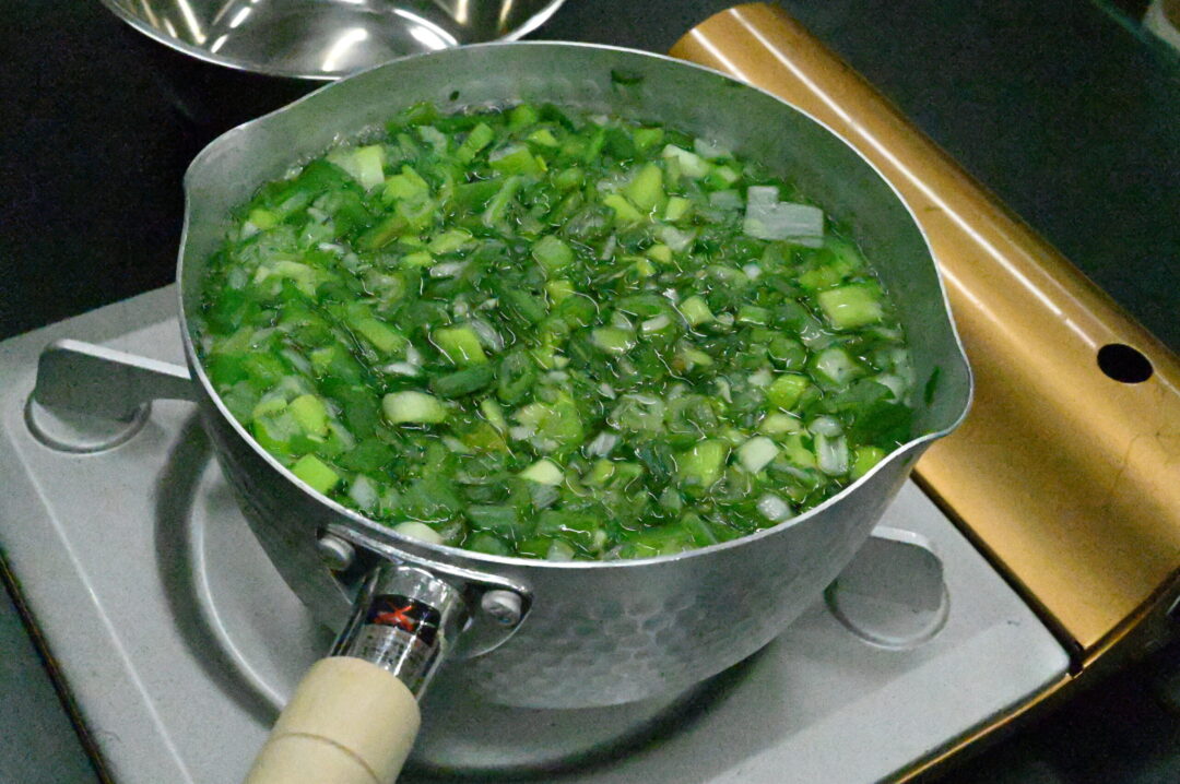 きざんだ野菜を煮込む