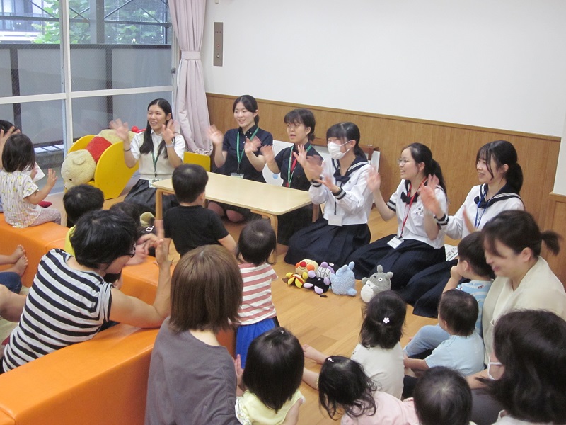 手遊びでみんな笑顔に