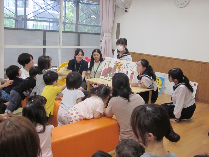 大型絵本を読むリーダー
