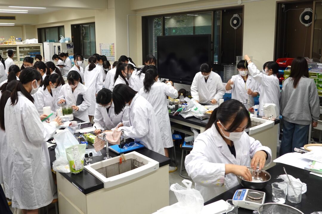 実験する生徒でいっぱい