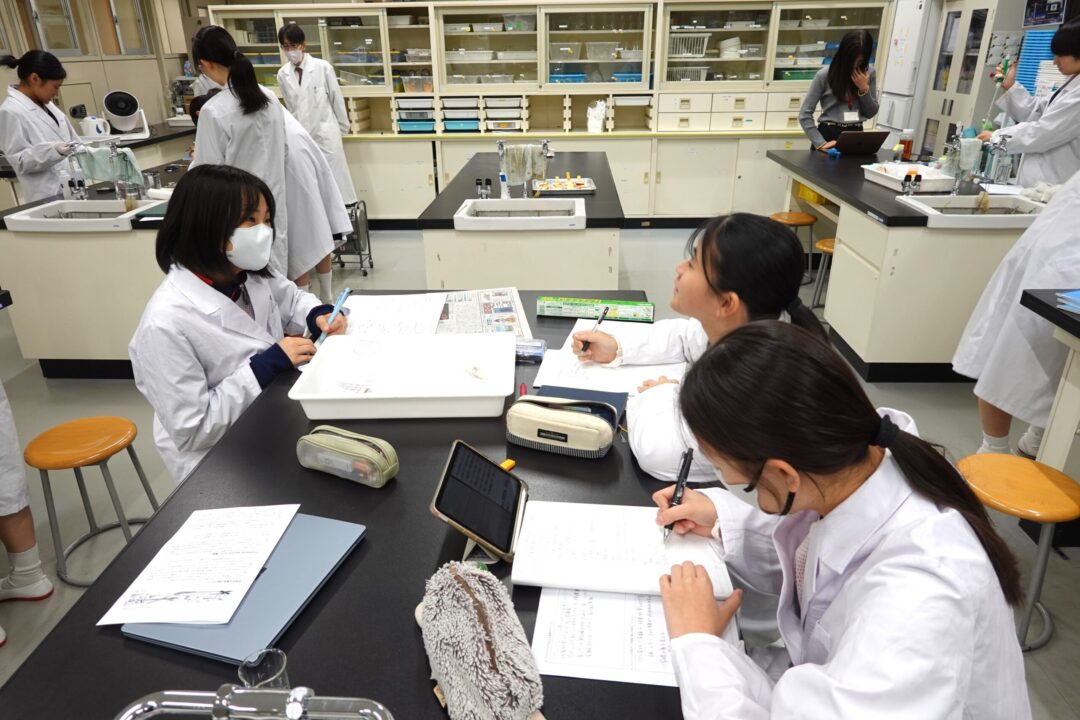 実験データをノートに記録