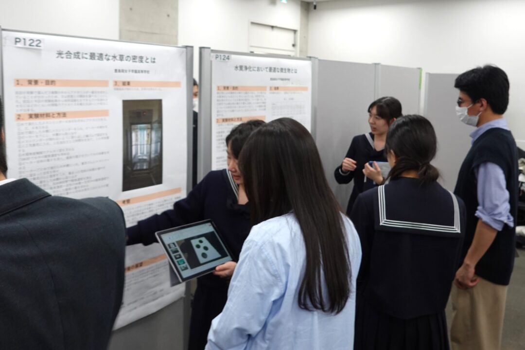 資料を見せながら