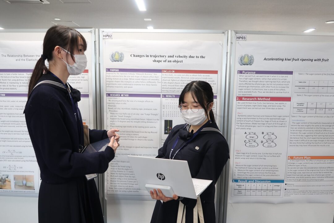 会場で、発表の打ち合わせ