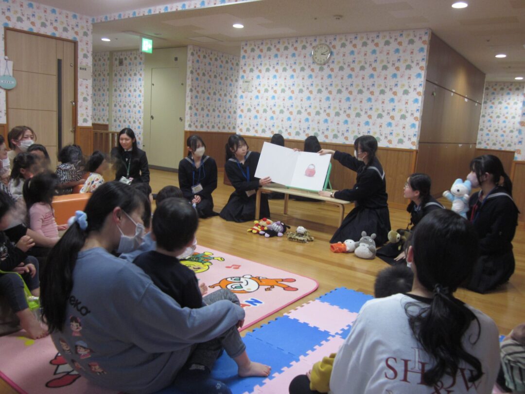 大型紙芝居『だるまさんが』