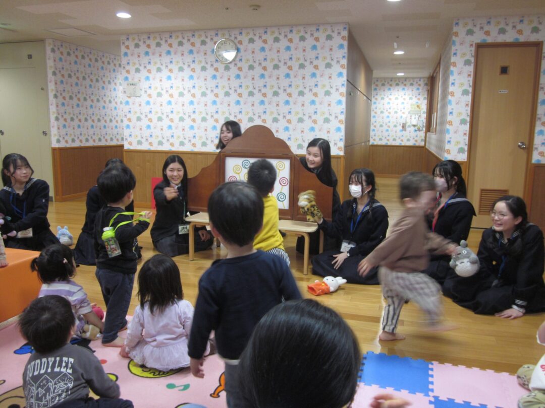 おはなしに登場したキャンディーをもらおうとする子どもたち