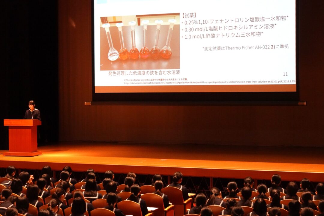 講堂で口頭発表