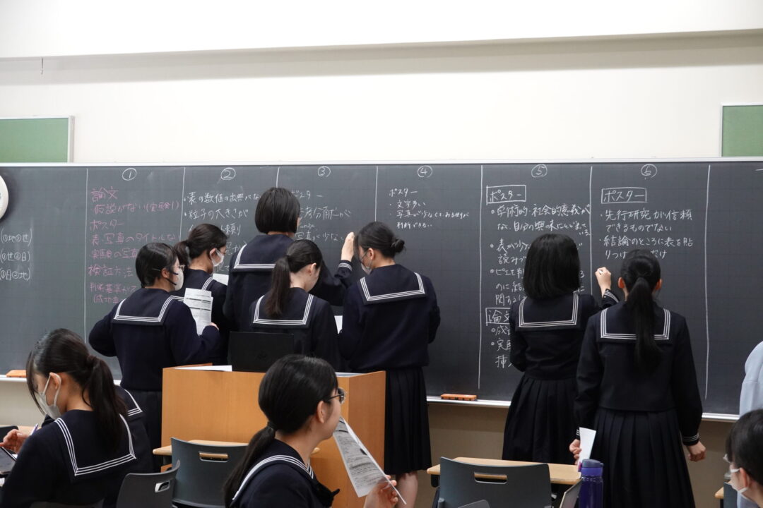 先輩のポスターから学ぶ